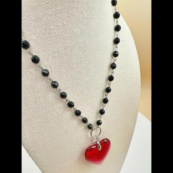 Stunning Black Beaded Heart Pendant Necklace - Picture 9 of 13